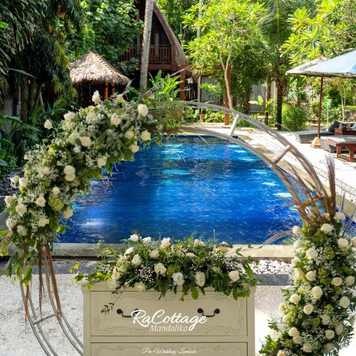 pre-wedding lombok  with swimmingpool garden views at racottage mandalika kuta lombok, ached flower decoration