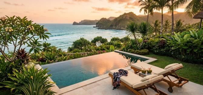 Infinity pool overlooking the ocean at a Lombok honeymoon villa during sunset